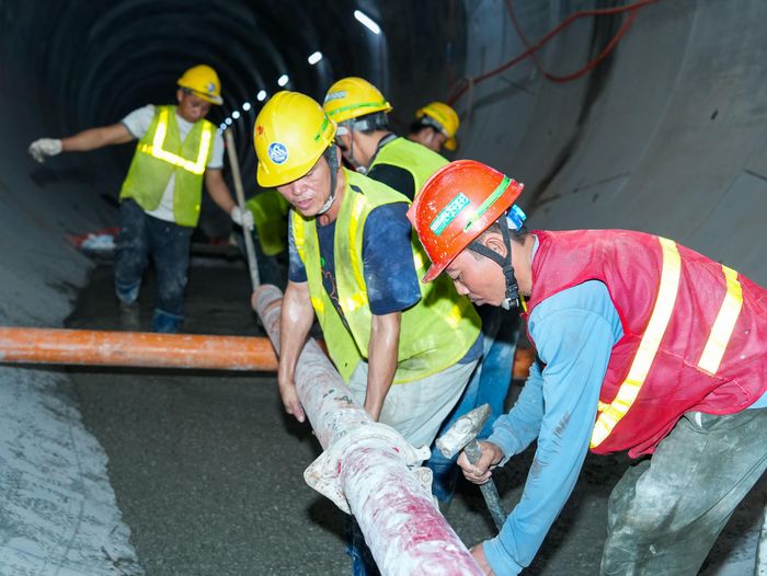 Sau khi hoàn thành đào và lắp đặt vỏ hầm, nhà thầu triển khai đổ bê tông giai đoạn đầu, tạo nền tảng cho các hạng mục tiếp theo và từng bước hoàn thiện kết cấu bên trong tuyến metro Nhổn - ga Hà Nội.