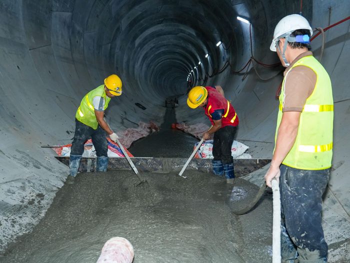 Đoạn ngầm dài khoảng 4km, gồm 4 ga S9, S10, S11, S12 cùng các công trình liên quan, đang được khẩn trương triển khai, hướng tới hoàn thiện đồng bộ các hạng mục xây dựng và hệ thống. Theo số liệu cập nhật, Gói thầu CP03 - Hầm và các ga ngầm đạt 81,26%. Trong đó, dốc hạ ngầm đạt 96,26%; ga S9 đạt 53,90%; giếng đứng đạt 39,70%; ga S10 đạt 73,61%; ga S11 đạt 70,90%; ga S12 đạt 76,70%; garage và đường chuyển làn đạt 76,35%.