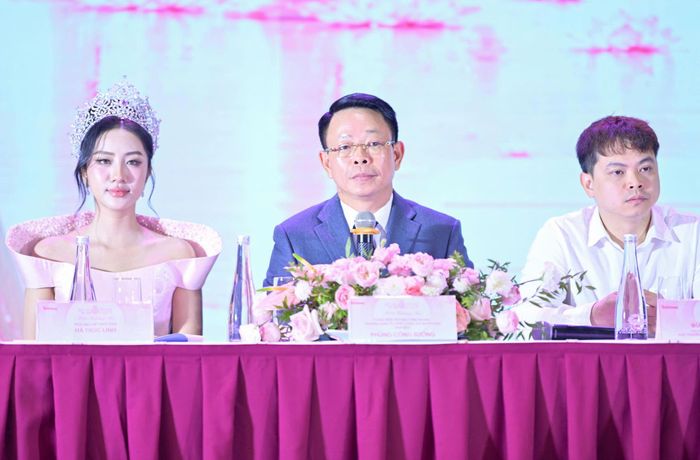 Nhà báo Phùng Công Sưởng, Tổng Biên tập Báo Tiền Phong, Trưởng Ban Tổ chức Hoa hậu Việt Nam 2026 phát biểu tại họp báo. (Ảnh: BTC).