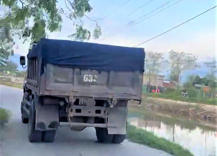 Xe ô tô có tải trọng lớn đi vào có nguy cơ gây ảnh hưởng đến nền, mặt đường và hạ tầng giao thông ở phường Ninh Chử.