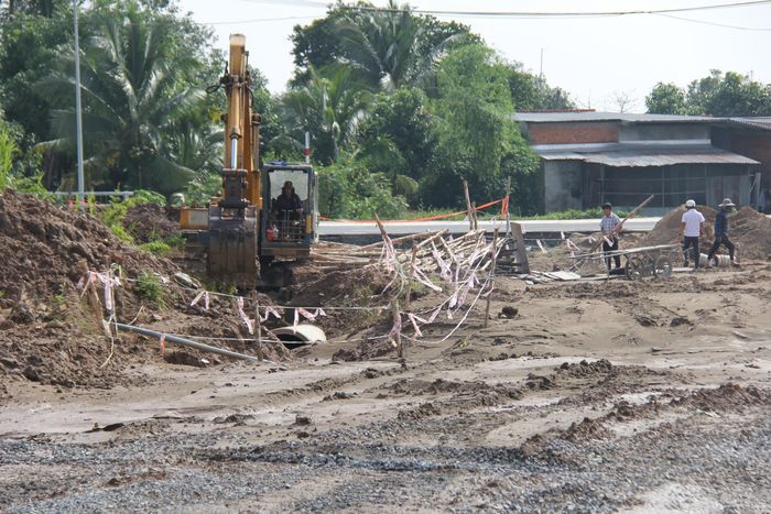 Một góc công trường tại nút giao đường Trần Bá Lê.