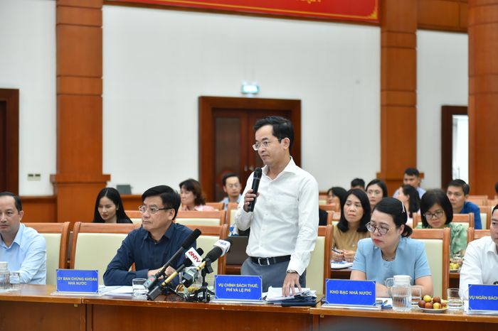 Ông Trương Bá Tuấn, Phó vụ trưởng Vụ Chính sách thuế, phí và lệ phí thông tin tại họp báo thường kỳ quý III, Bộ Tài chính.