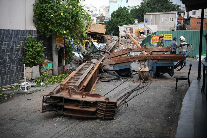 Phần đầu thiết bị ngã vào khu vực tuyến hẻm gần công trường rạch Xuyên Tâm.