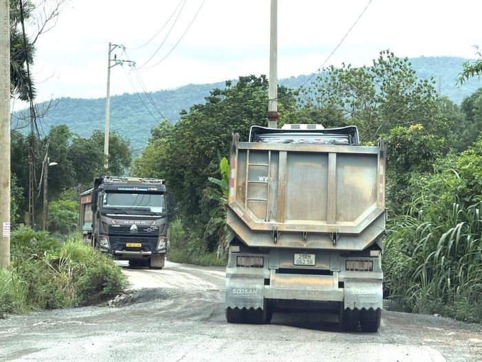Anh Trần Văn B (SN 1985, TPD Quất Lâm, xã Lương Sơn) cho biết thêm, đường thì nhỏ nhưng mỗi ngày xe tải cỡ lớn cứ nối đuôi nhau đi vào lấy hàng. Nhiều đoạn hẹp hai ô tô tránh nhau cũng khó, lượng xe lớn chở hàng nặng lưu thông mỗi ngày khiến tuyến đường xuất hiện nhiều ổ trâu, ổ voi...