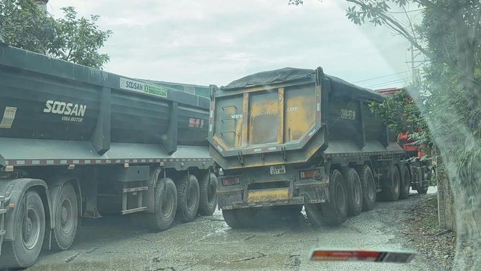 Tình trạng này khiến các phương tiện khác lưu thông trên tuyến gặp nhiều khó khăn.