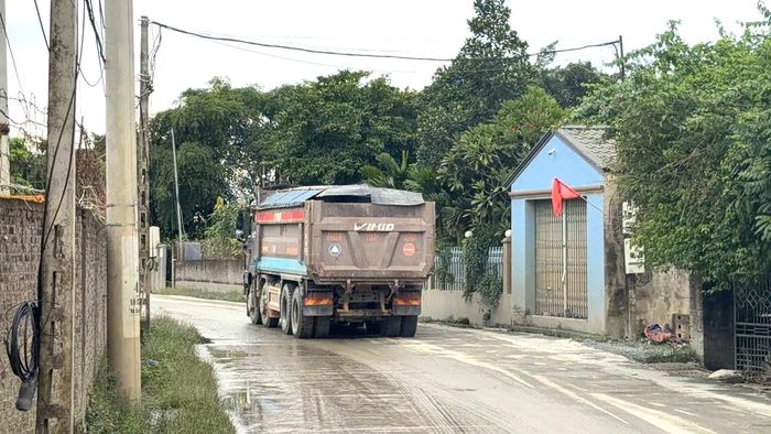 Chị Nguyễn Thị Ng (SN 1981, TPD Quất Lâm, xã Lương Sơn) cho biết: Mỗi ngày xe tải chạy qua tuyến đường rất nhiều, hầu hết là xe đầu kéo và xe 4 chân chở quá thành thùng. Nhiều xe chở đá không che phủ bạt, đá rơi xuống đường gây mất an toàn cho người và phương tiện lưu thông trên tuyến.