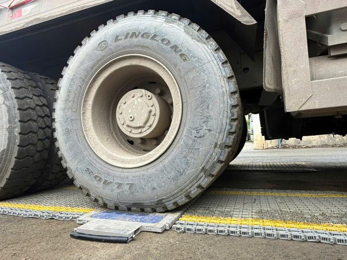 Trước tình trạng trên, thiếu tá Phạm Văn Sơn, Đội Cảnh sát giao thông số 5 thuộc Phòng Cảnh sát giao thông đường bộ, Công an tỉnh Phú Thọ cho biết, tuyến đường không giới hạn trọng tải, Đội vẫn thường xuyên tuần tra, kiểm soát, đồng thời xử lý các trường hợp xe chở hàng quá chiều cao, cơi nới thành thùng xe.