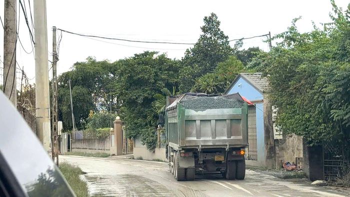 Ô tô chở hàng có ngọn, không che phủ bạt ngang nhiên lưu thông khiến đá rơi ra khắp tuyến đường.