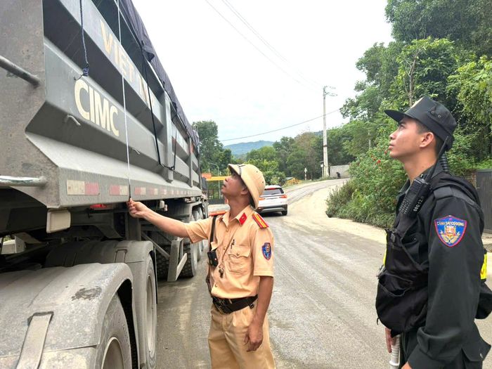 Đội cũng đã cho các nhà xe, lái xe và các chủ mỏ ký cam kết không cơi nới thành thùng, chở quá tải lưu thông trên địa bàn.