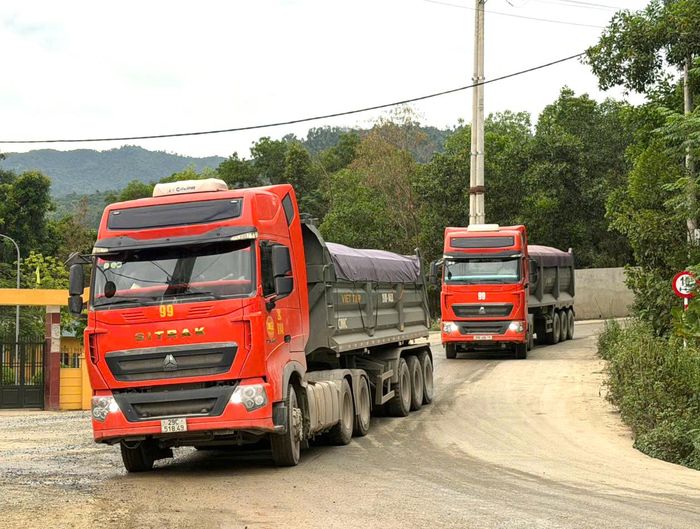 Ông Long cho biết thêm: Xã đã nhiều lần làm việc với các doanh nghiệp và doanh nghiệp có cam kết về việc không chạy giờ nghỉ trưa cũng như đêm muộn, hàng ngày phải rửa đường. Doanh nghiệp đã đầu tư 5 tỷ đồng cải tạo được một đoạn. Đoạn đường có nhiều điểm xuống cấp xã tiếp tục làm việc với các doanh nghiệp để đưa ra hướng xử lý sớm nhất, đảm bảo ATGT. 