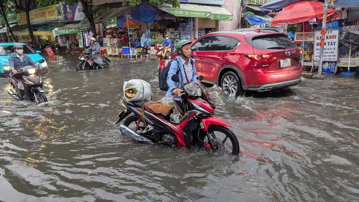 Người dân cần thận trọng khi lưu thông qua các khu vực có nguy cơ ngập sâu, nước chảy xiết.