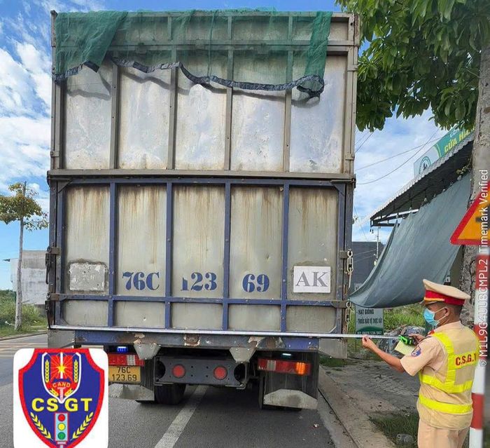 Cao điểm xử lý, lực lượng CSGT Công an tỉnh Quảng Ngãi kiểm tra cặn kẽ từng phương tiện đối với các hành vi cơi nới.