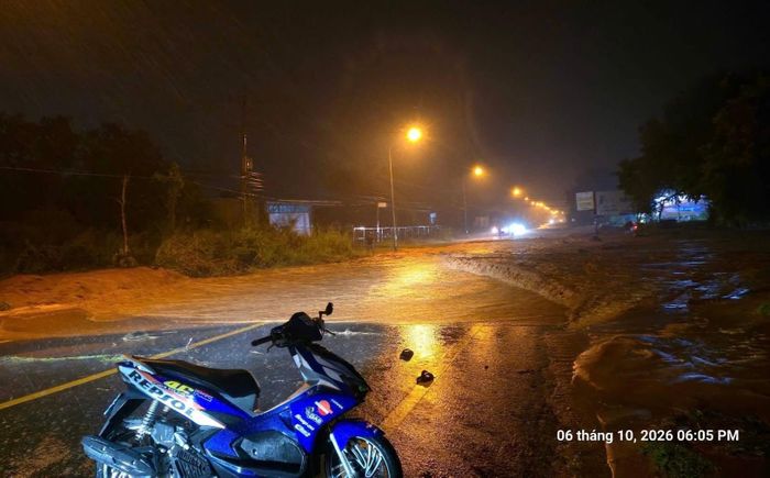 Cát, đất tràn xuống đường Nguyễn Thông sau mưa lớn. (Ảnh: Phường Phú Thủy)