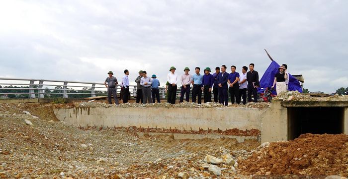 Đoàn công tác UBND tỉnh Quảng Trị kiểm tra vị trí còn vướng mặt bằng, yêu cầu xử lý dứt điểm để bảo đảm tiến độ dự án.