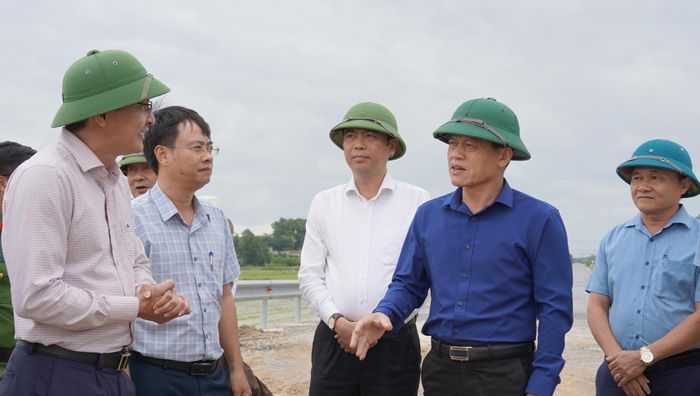 Phó chủ tịch UBND tỉnh Quảng Trị Lê Văn Bảo kiểm tra thực tế dự án kết nối Trung tâm huyện Quảng Trạch (cũ) với quốc lộ 12A chiều 6/10.