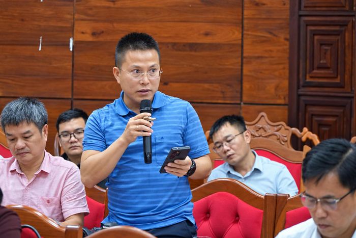 Phóng viên Báo Xây dựng đề nghị UBND xã M’Drắk làm rõ căn cứ pháp lý cho phép doanh nghiệp chuyển 4.099,4m² đất rừng sản xuất sang đất thương mại, dịch vụ để xây dựng trung tâm đăng kiểm. Ảnh: N.H