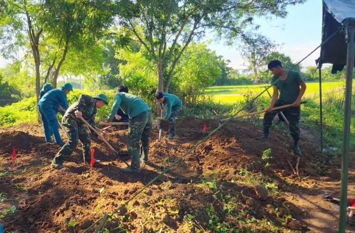 Cán bộ, chiến sĩ tổ chức tìm kiếm, quy tập hài cốt liệt sĩ tại xã Phước Dinh, tỉnh Khánh Hòa.