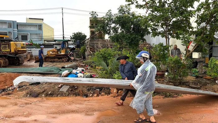 Từng vật dụng, vật liệu được thu dọn, tập kết cẩn thận nên công tác tháo dỡ mất nhiều thời gian.