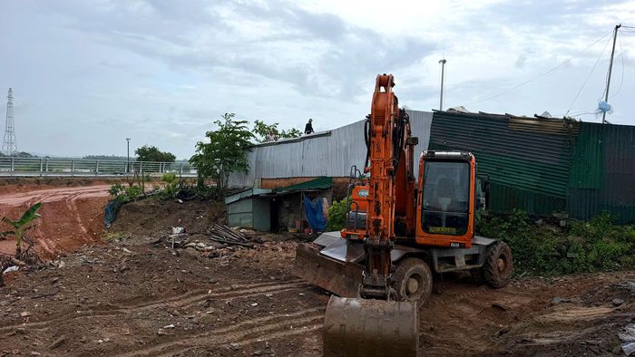 Ông Trương Đình Hiếu, Trưởng phòng Quản lý dự án 1, Ban Quản lý dự án đầu tư xây dựng các công trình giao thông tỉnh Quảng Ngãi cho biết, điểm nghẽn mặt bằng của dự án đã được khơi thông. Do đó, chủ đầu tư yêu cầu nhà thầu tổ chức thi công ngay khi tiếp nhận mặt bằng, phấn đấu hoàn thành toàn bộ công trình trong tháng 12 như kế hoạch đề ra.
