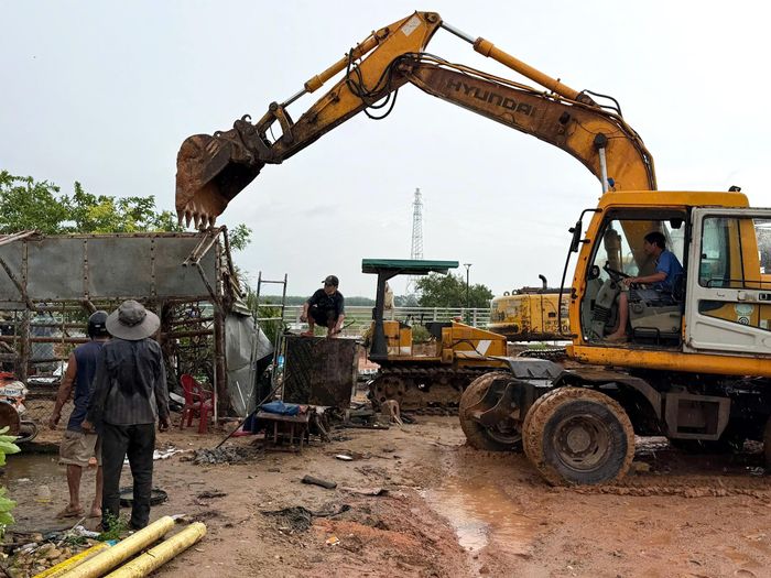 Công tác chuyển dời tài sản, đồ đạc và tháo dỡ công trình trên đất được các bên phối hợp với các hộ dân triển khai ngay lập tức. Phương tiện cơ giới được huy động để đẩy nhanh công tác thu dọn hiện trường.