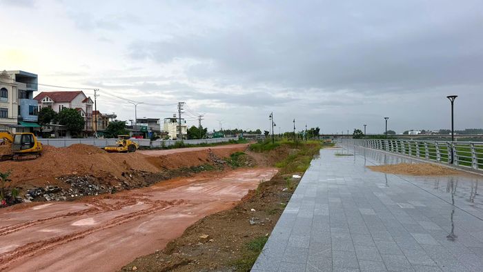 Trao đổi với PV Báo Xây dựng, Chủ tịch UBND phường Nghĩa Lộ Trần Đình Trường cho biết, địa phương ghi nhận sự chia sẻ, đồng hành của người dân có đất bị thu hồi. Nhiệm vụ GPMB phục vụ dự án được địa phương tập trung cao độ thời gian qua nhằm tạo điều kiện để chủ đầu tư sớm hoàn thành công trình, đưa vào khai thác góp phần chỉnh trang, nâng tầm diện mạo đô thị Quảng Ngãi.