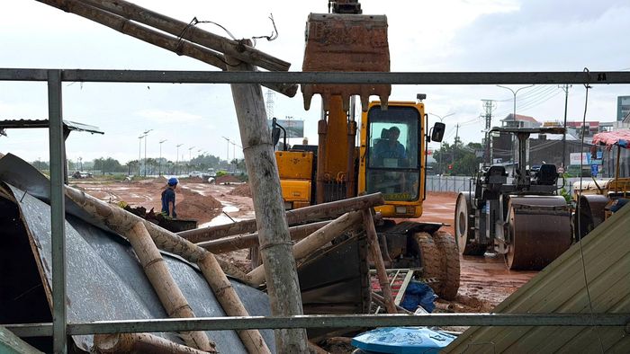 Dù trời mưa nặng hạt, nhưng các bên vẫn quyết tâm hoàn thành tháo dỡ toàn bộ công trình trong thời gian sớm nhất. Theo kế hoạch, việc dỡ dọn sẽ hoàn tất trong sáng 7/10 và bàn giao 100% mặt bằng cho nhà thầu triển khai thi công.