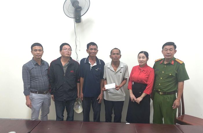 Anh Thân Trung Nhân (đứng thứ 3 từ trái sang) được gia đình đón về sau gần 10 năm không có tin tức.