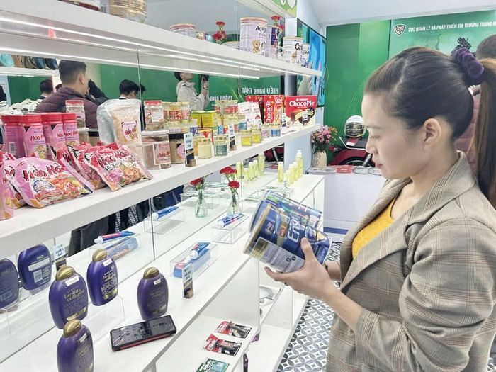 Nhận biết thật - giả không dễ; người mua cần kiểm tra tem nhãn, bao bì, mã sản phẩm, nguồn gốc và chứng từ.