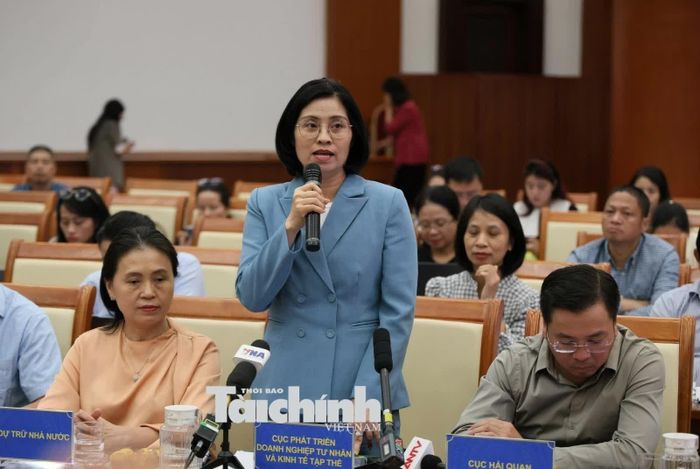 Bà Trịnh Thị Hương - Phó Cục trưởng Cục Phát triển doanh nghiệp tư nhân và kinh tế tập thể trả lời tại họp báo. Ảnh: Mạnh Tuấn.