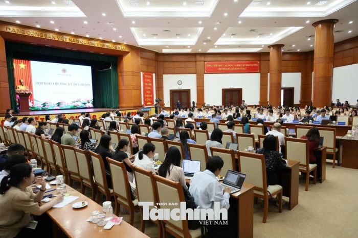 Toàn cảnh họp báo thường kỳ quý III/2026 của Bộ Tài chính. Ảnh: Mạnh Tuấn.