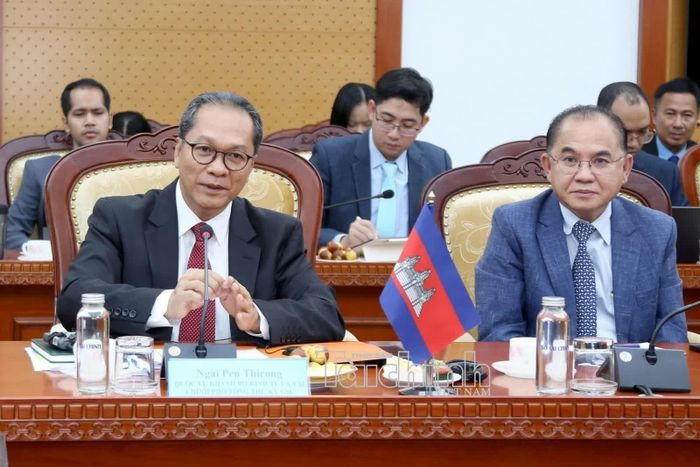 Ông Pen Thirong - Quốc vụ khanh Bộ Kinh tế và Tài chính Campuchia kiêm Phó Tổng Thư ký Ban Thư ký Ban Chỉ đạo cải cách quản lý tài chính (hàng đầu, bên trái) và ông Chhuon Samrith - Thứ trưởng Bộ Kinh tế và Tài chính Campuchia tại buổi tiếp. Ảnh: Đức Minh