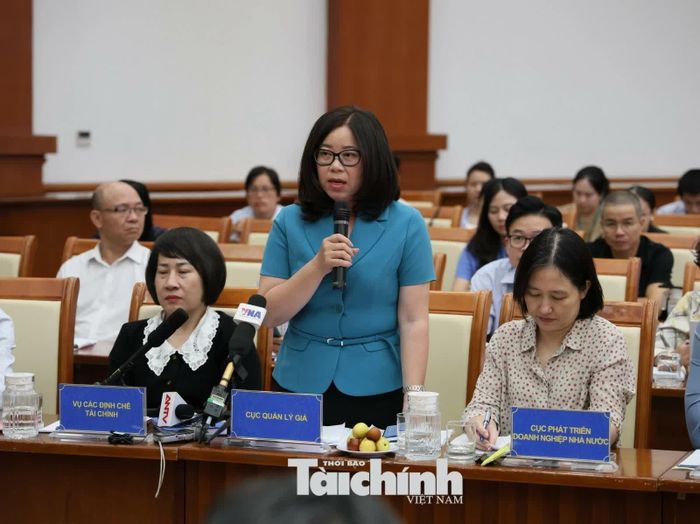Bà Lê Thị Tuyết Nhung - Phó Cục trưởng Cục Quản lý giá trả lời tại buổi họp báo. Ảnh: Mạnh Tuấn.