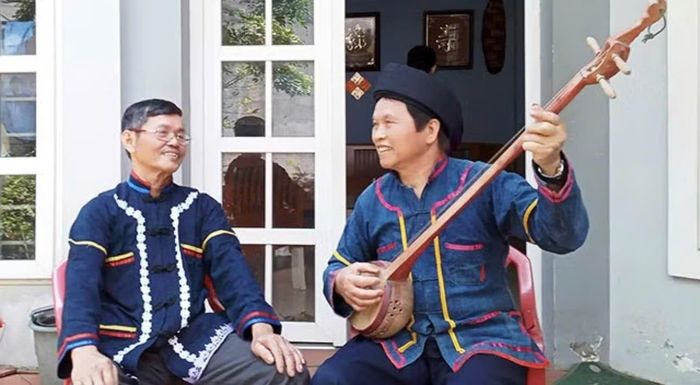 Nghệ nhân Ưu tú Nông Dũng Long, chủ nhiệm CLB hát dân ca Nùng xã Yên Thế trình diễn Soong hao cùng bạn hát. (Nguồn:Báo Nhân dân điện tử)