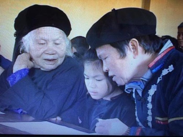 Nghệ nhân ưu tú Nông Dũng Long tâm huyết truyền dạy những làn điện Soong hao cho thế hệ trẻ (Nguồn: baotintuc.vn)