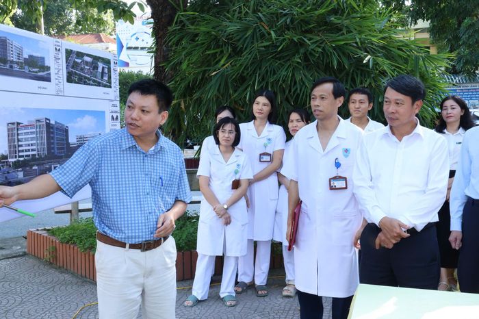 Phó Chủ tịch UBND tỉnh Phú Thọ Nguyễn Khắc Hiếu nghe báo cáo về phối cảnh dự án Trung tâm Y tế khu vực Vĩnh Tường (xã Vĩnh Tường).