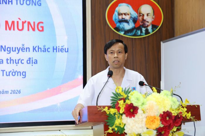 Thầy thuốc ưu tú, Thạc sĩ, bác sĩ Lâm Văn Sáu, Giám đốc Trung tâm Y tế khu vực Vĩnh Tường phát biểu tại buổi làm việc.