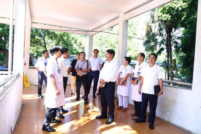 Phó Chủ tịch UBND tỉnh Phú Thọ Nguyễn Khắc Hiếu và lãnh đạo các sở, ngành kiểm tra cơ sở vật chất tại Trung tâm Y tế khu vực Tam Dương.