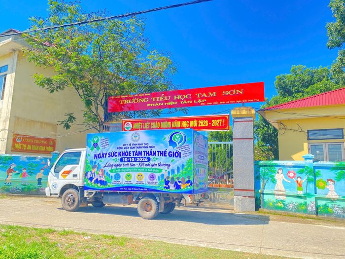 Bệnh viện Tâm thần Vĩnh Phúc tuyên truyền lưu động trên các tuyến đường trên địa bàn xã Tam Sơn, tỉnh Phú Thọ.