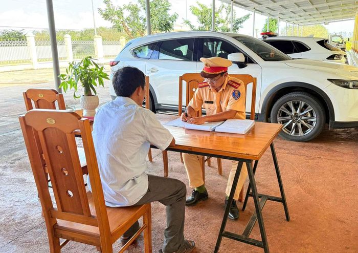 Chỉ trong ngày 2/10, lực lượng chức năng phát hiện, lập biên bản 8 trường hợp vi phạm liên quan đến hành vi để vật liệu rơi vãi xuống đường.