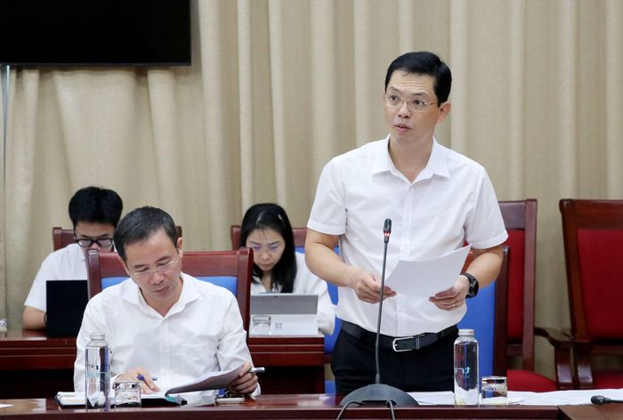 Giám đốc Sở Tài chính Trịnh Thanh Hải báo cáo nội dung dự thảo quyết định.