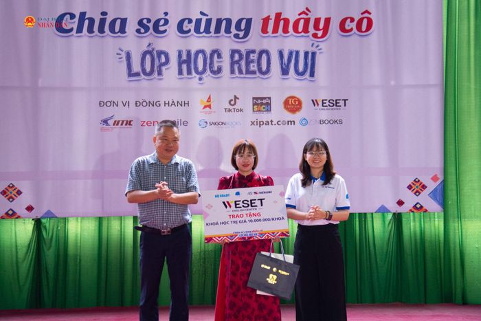 Anh Hoàng Tuấn Việt - Ủy viên đoàn chủ tịch ủy ban TW Hội Liên hiệp thanh niên Việt Nam, Trưởng ban biên tập cổng tri thức Thánh Gióng và đại diện Tập đoàn Thiên Long trao tặng quà cho cô giáo Đỗ Thị Hoài