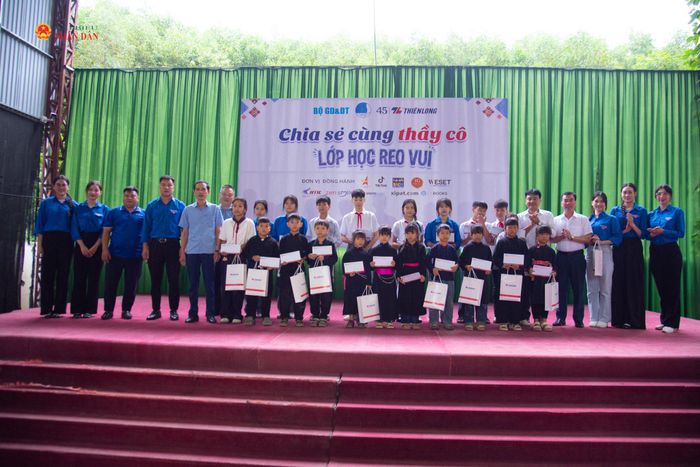 Ban tổ chức và đại diện nhà trường trao học bổng cho các em học sinh