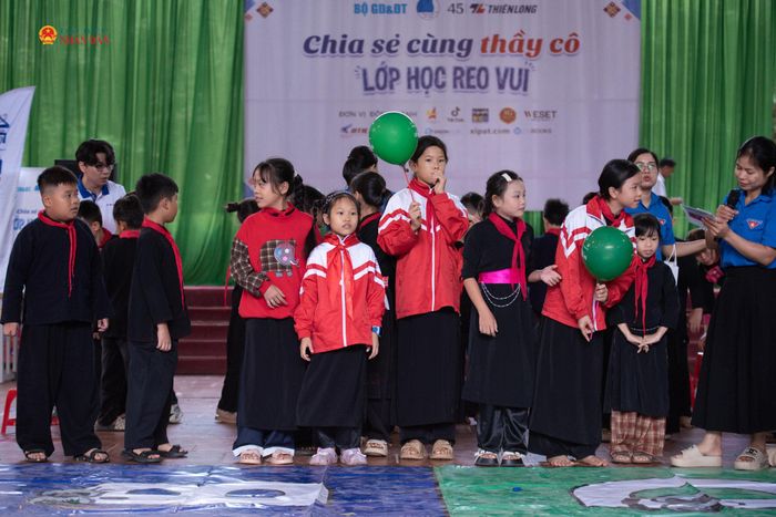 Các em học sinh Trường PTDT bán trú TH và THCS Vân Sơn tham gia trò chơi