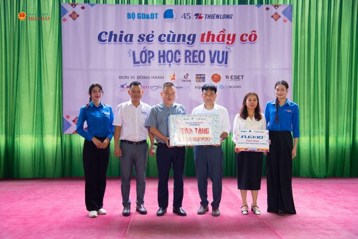 Anh Hoàng Tuấn Việt - Ủy viên đoàn chủ tịch ủy ban TW Hội Liên hiệp thanh niên Việt Nam, Trưởng ban biên tập cổng tri thức Thánh Gióng và đại diện Tập đoàn Thiên Long trao tặng quà cho Trường PTDT bán trú TH và THCS Vân Sơn