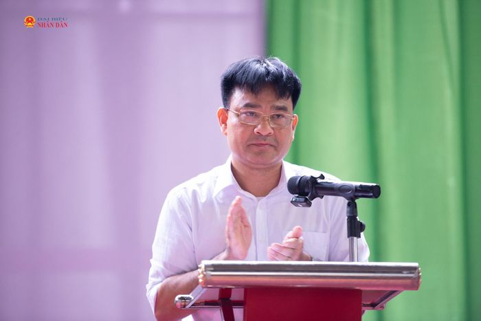 Thầy Phạm Văn Sỹ – Hiệu trưởng Trường PTDT bán trú TH và THCS Vân Sơn phát biểu