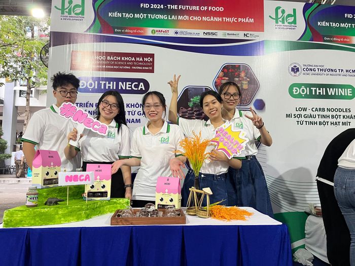 Ngọc Anh (thứ hai từ trái qua) cùng các bạn tham gia cuộc thi cuộc thi Food Innovation and Development 2024. Ảnh: NVCC