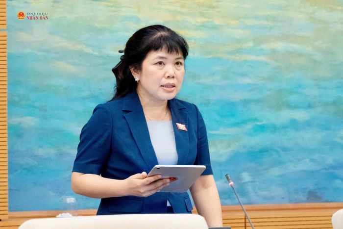 Phó Trưởng Đoàn chuyên trách Đoàn ĐBQH tỉnh Quảng Ninh Nguyễn Thị Thu Hà phát biểu. Ảnh: Phạm Thắng