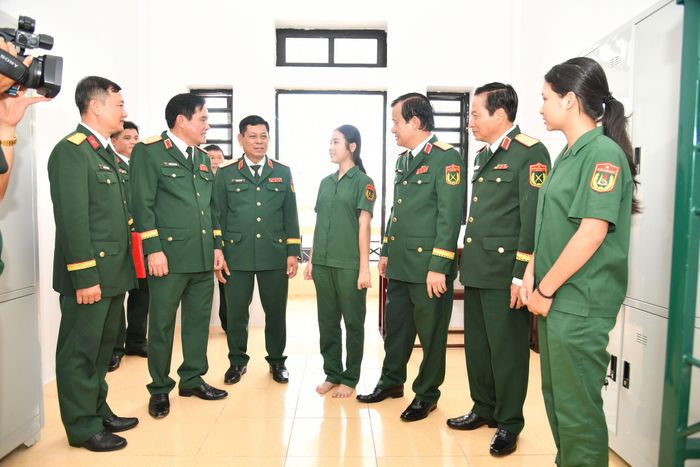 Thủ trưởng Bộ Tư lệnh Quân khu động viên học sinh. Ảnh: Hữu Tài