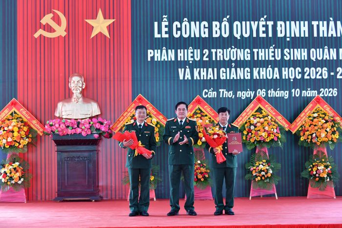 Trung tướng Nguyễn Xuân Dắt, Tư lệnh Quân khu trao Quyết định thành lập Phân hiệu 2, Trường Thiếu sinh quân miền Nam. Ảnh: Hữu Tài