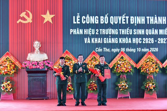 Trung tướng Hồ Văn Thái, Chính ủy Quân khu trao Quyết định thành lập Đảng bộ Phân hiệu 2, Trường Thiếu sinh quân miền Nam. Ảnh: Hữu Tài